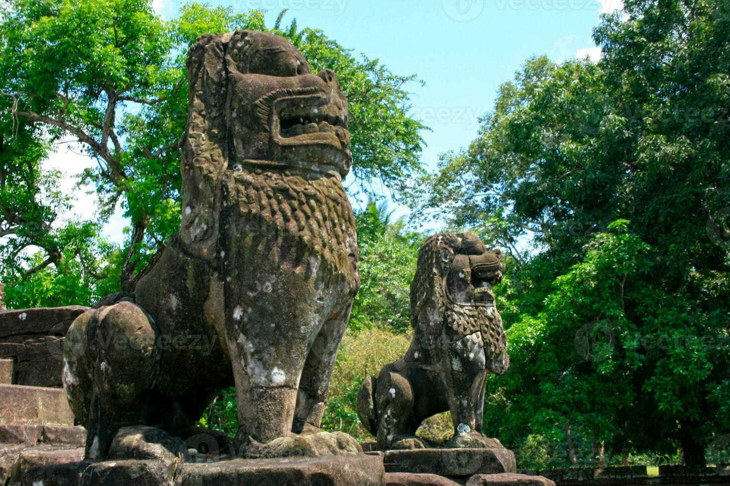 Lion statues at Bakong temple in Roluos photo
