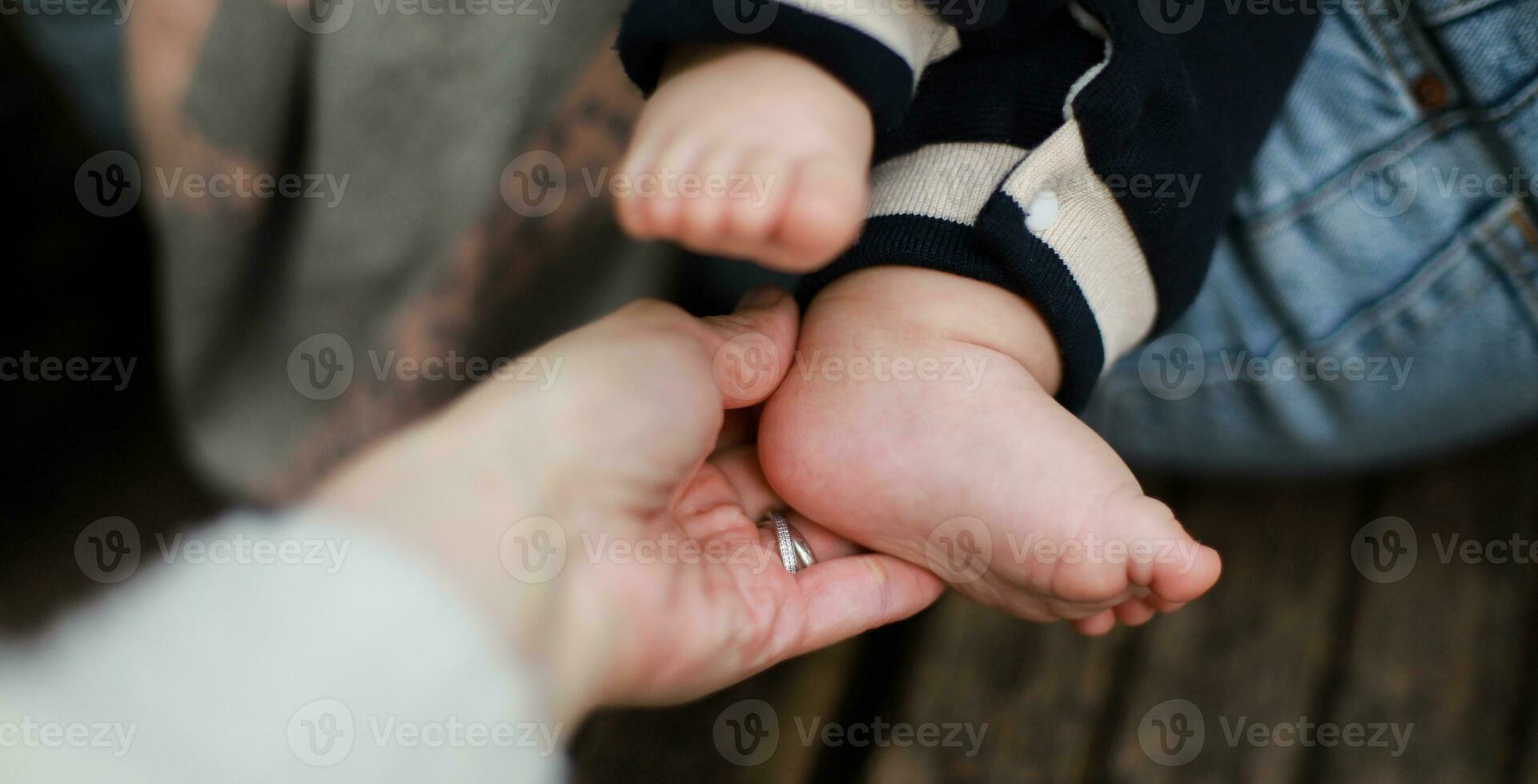 Banner The hand holds the baby is leg. Leg of a newborn. Kid on a walk photo