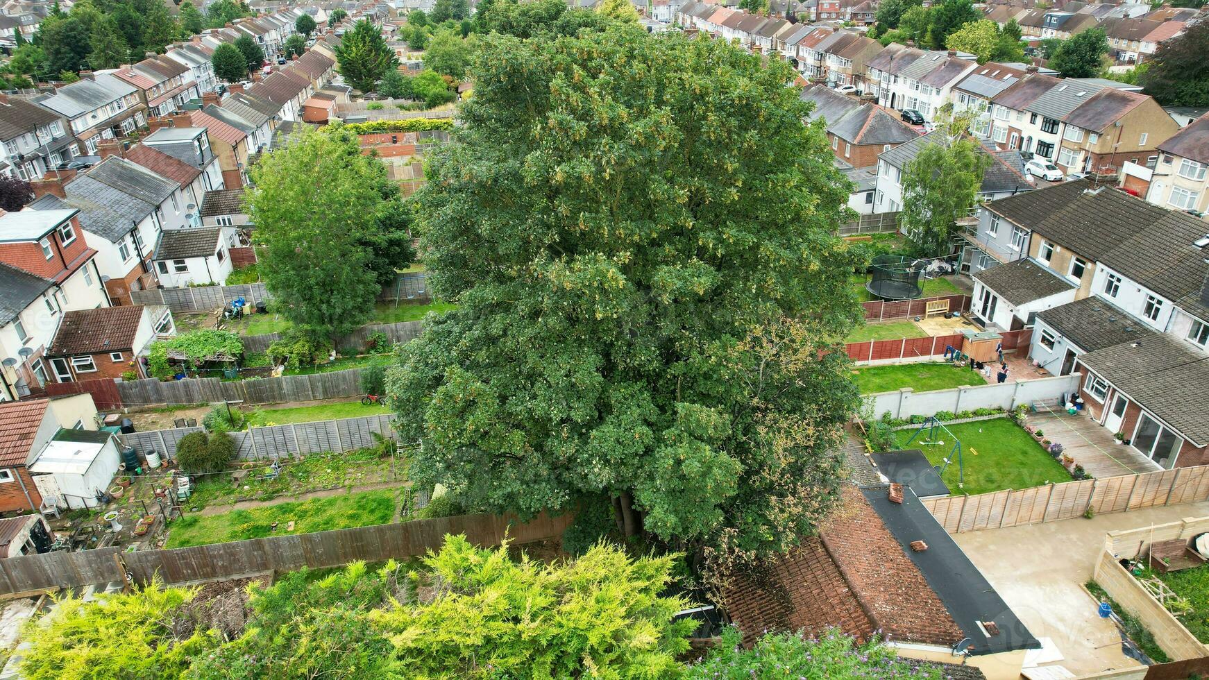 alto ángulo ver de occidental lutón ciudad y residencial distrito. aéreo ver de capturado con drones cámara en 30 julio, 2023. Inglaterra, Reino Unido foto