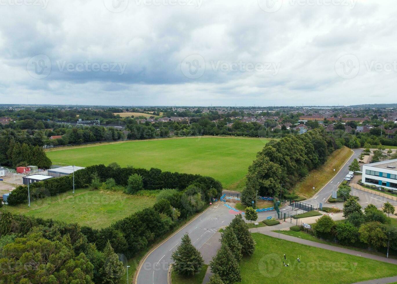 alto ángulo ver de occidental lutón ciudad y residencial distrito. aéreo ver de capturado con drones cámara en 30 julio, 2023. Inglaterra, Reino Unido foto
