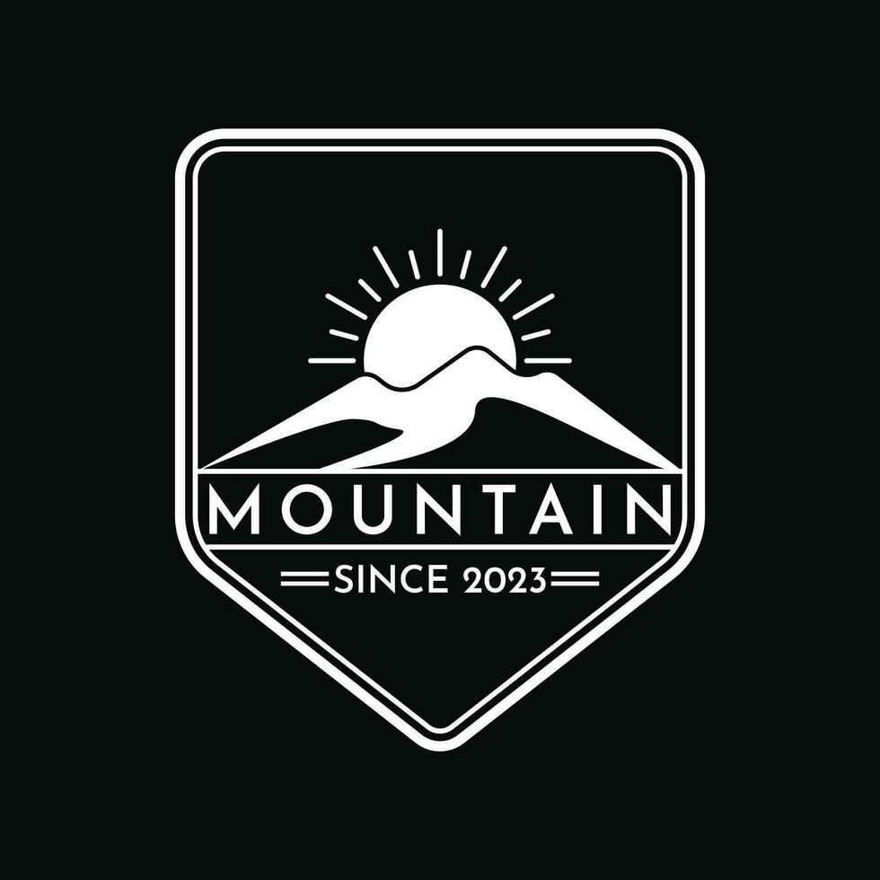 montaña logo diseño diseño Clásico retro Insignia vector