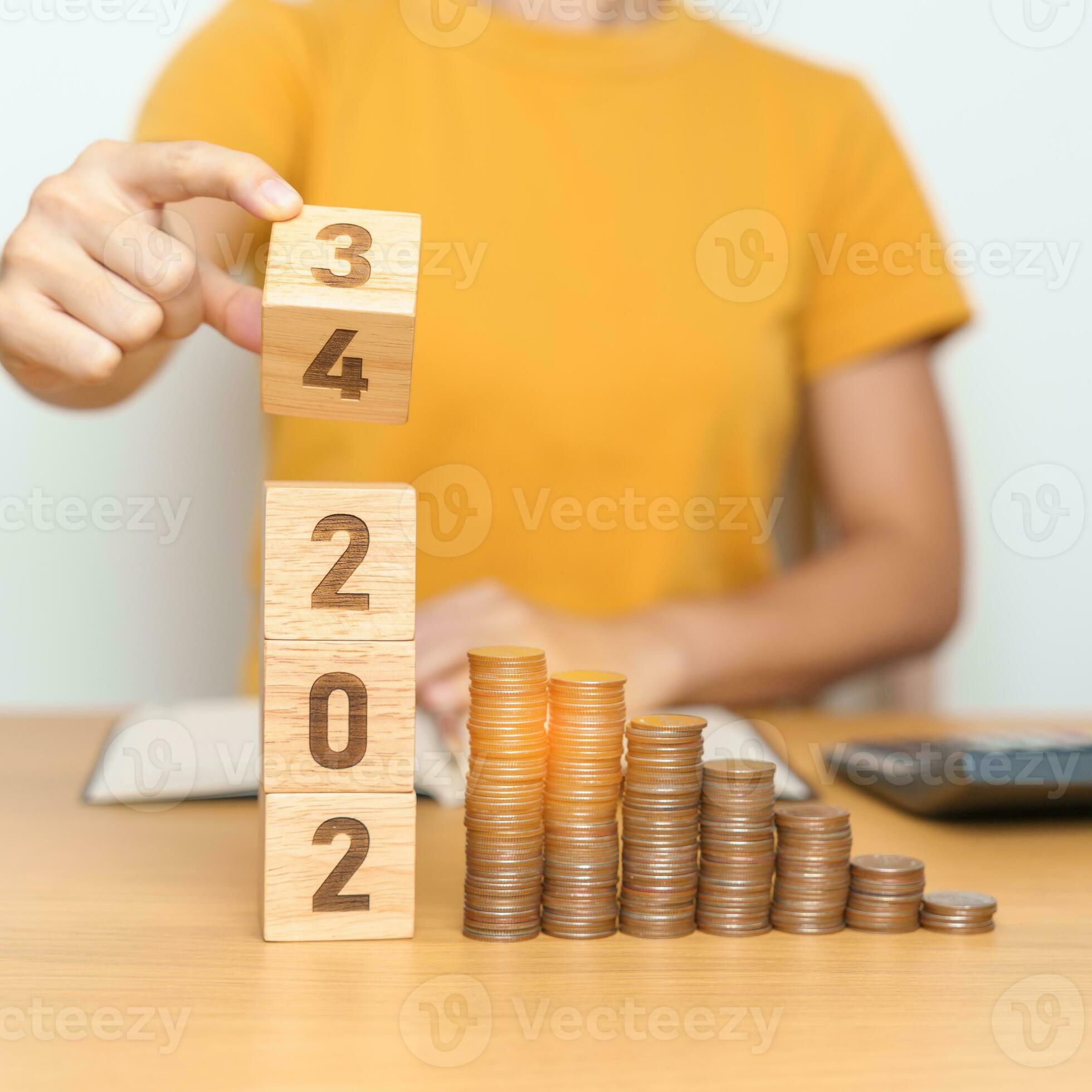 voltear 2023 a 2024 año bloquear con monedas pila. dinero, presupuesto