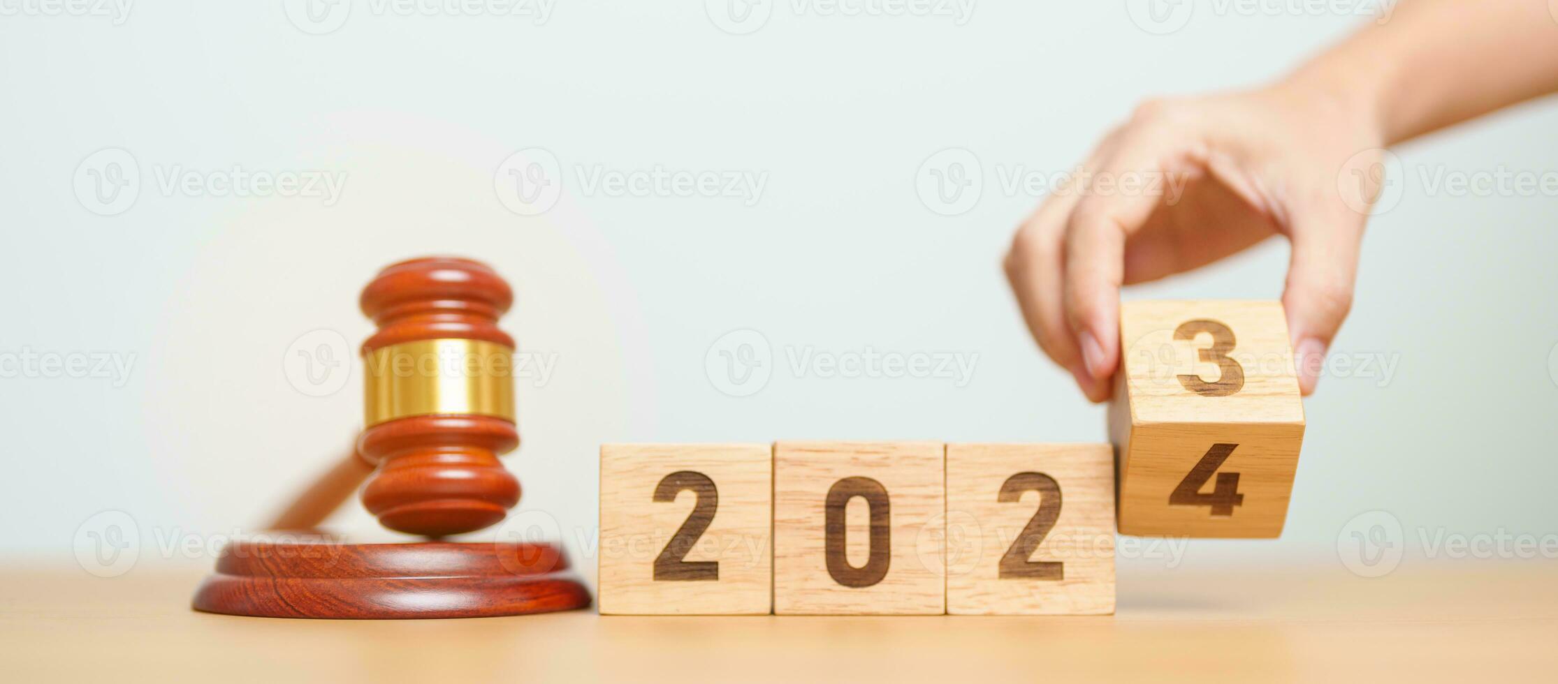 2023 cambiar a 2024 año bloquear con juez mazo en mesa. ley, abogado