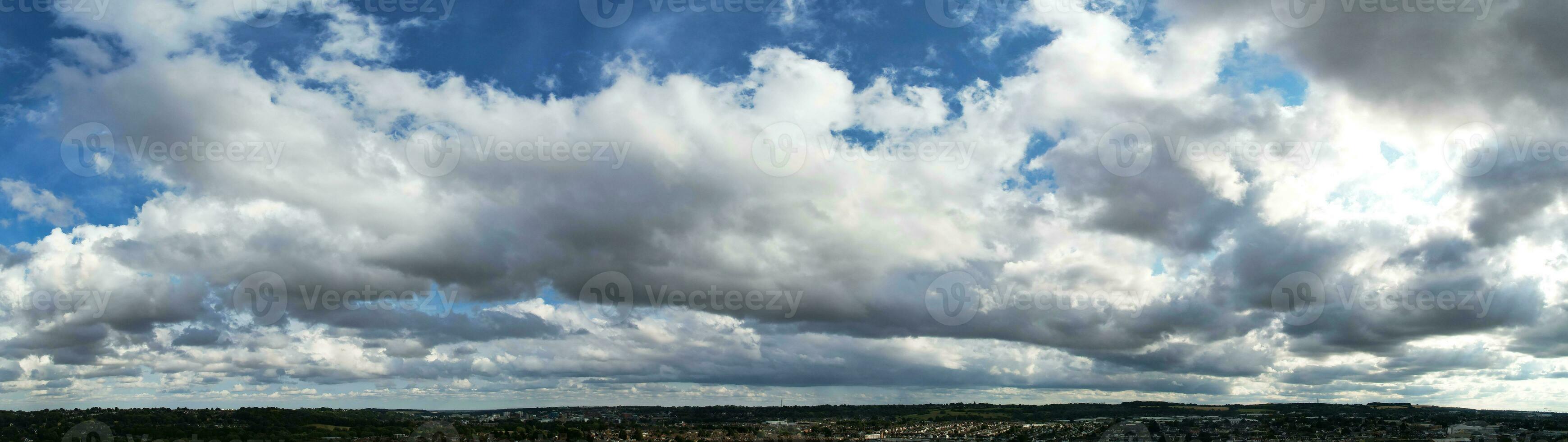 alto ángulo drones cámara imágenes de panorámico dramático nubes y cielo terminado el lutón ciudad de Inglaterra Reino Unido, agosto 4to, 2023 foto