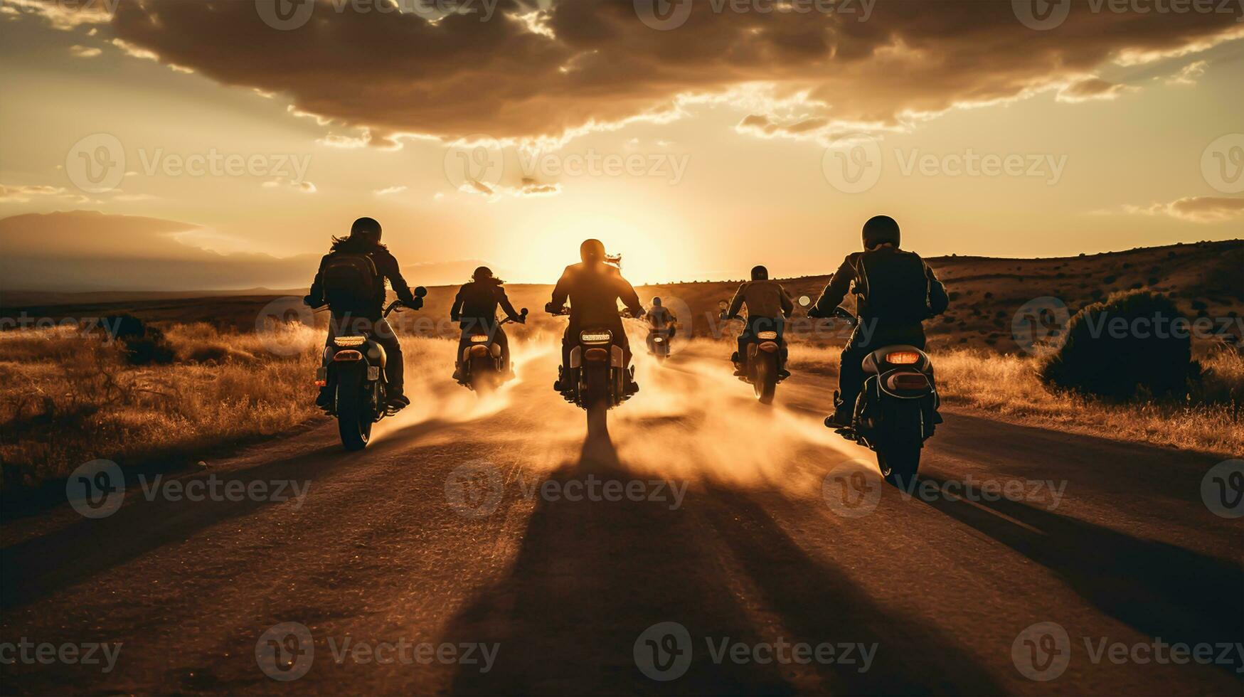 motociclistas en el la carretera a puesta de sol foto