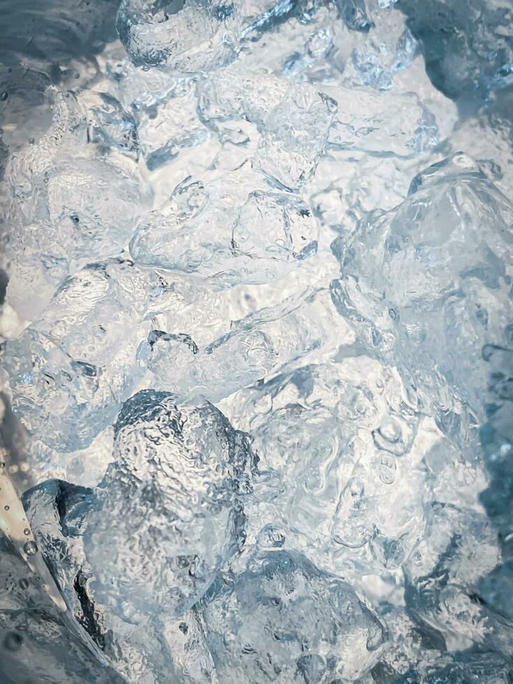 cubos de hielo fondo,cubitos de hielo textura, cubitos de hielo papel pintado, hielo ayuda a sensación refrescado y frio agua desde el cubos de hielo ayuda el agua actualizar tu vida y sensación bueno.hielo bebidas para refresco negocio foto