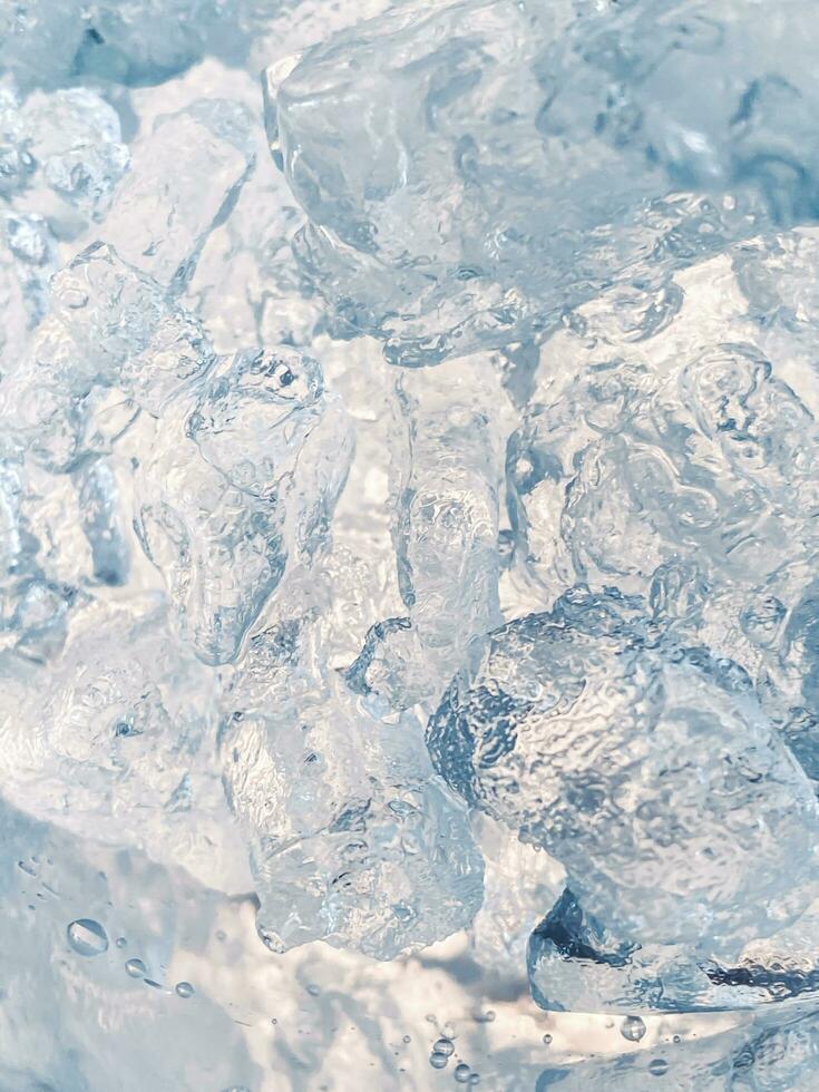 cubos de hielo fondo,cubitos de hielo textura, cubitos de hielo papel pintado, hielo ayuda a sensación refrescado y frio agua desde el cubos de hielo ayuda el agua actualizar tu vida y sensación bueno.hielo bebidas para refresco negocio foto