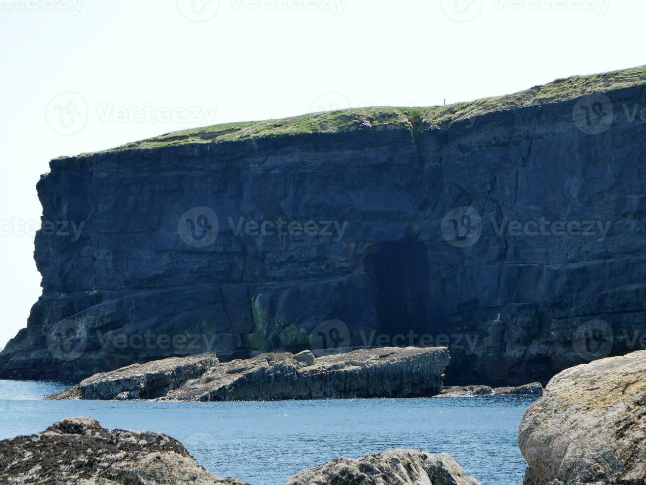 acantilados y atlántico océano, nubes, rocas y laguna, belleza en naturaleza. vacaciones viaje relajación antecedentes foto