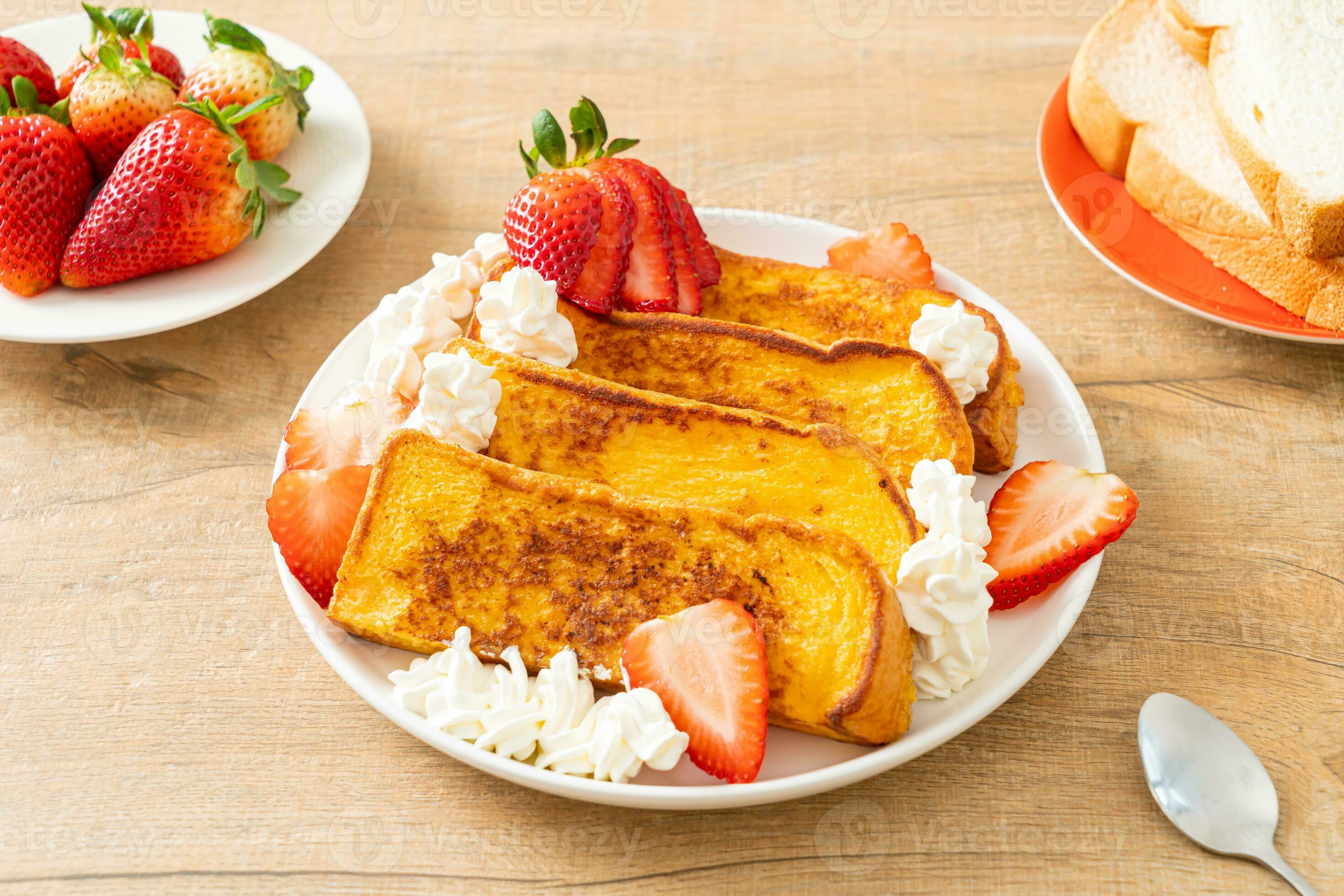 french toast with fresh strawberry and whipping cream 27444565 Stock