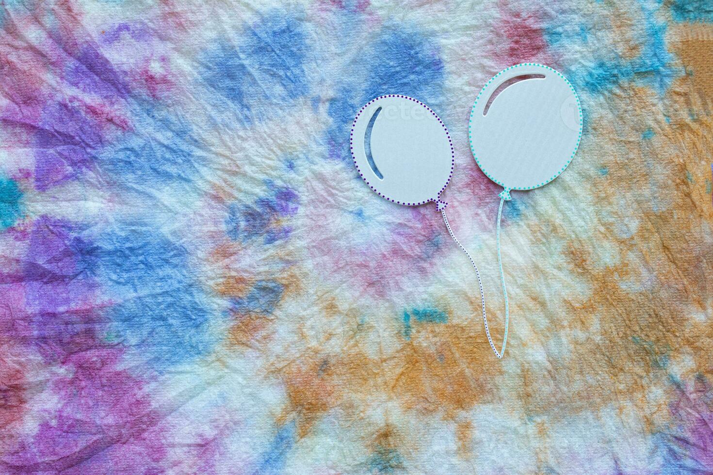 un par de auriculares son sentado en un Corbata colorante tela foto