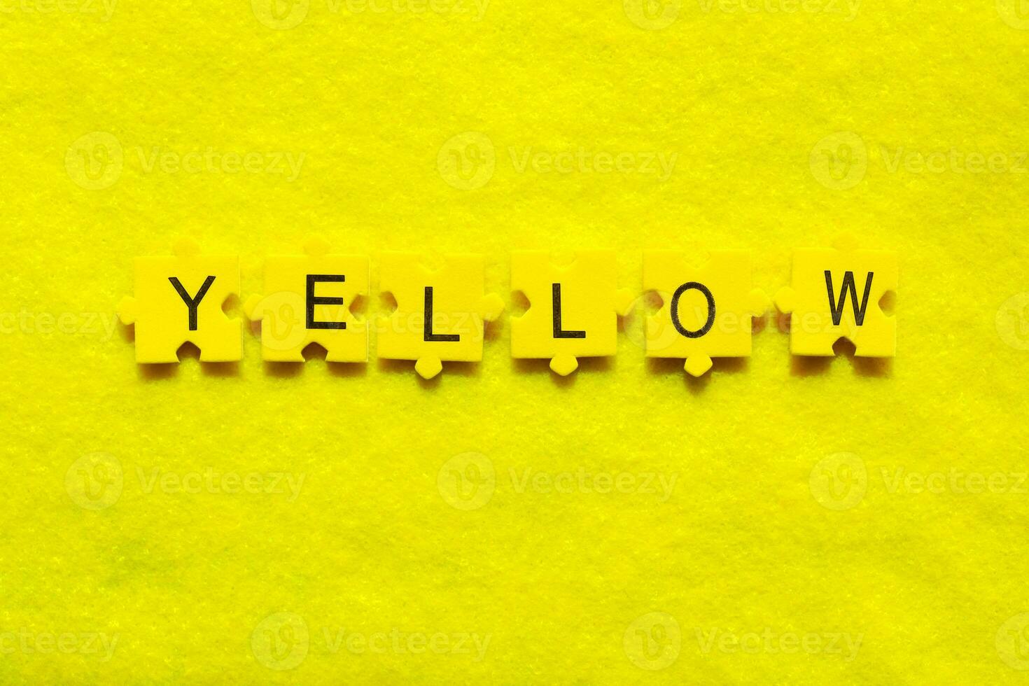 amarillo palabra rompecabezas en amarillo antecedentes foto