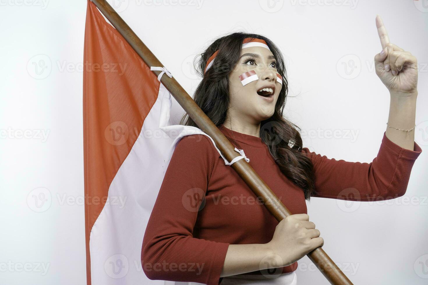 emocionado joven asiático mujer celebrar indonesio independencia día participación el indonesio bandera aislado en blanco antecedentes foto