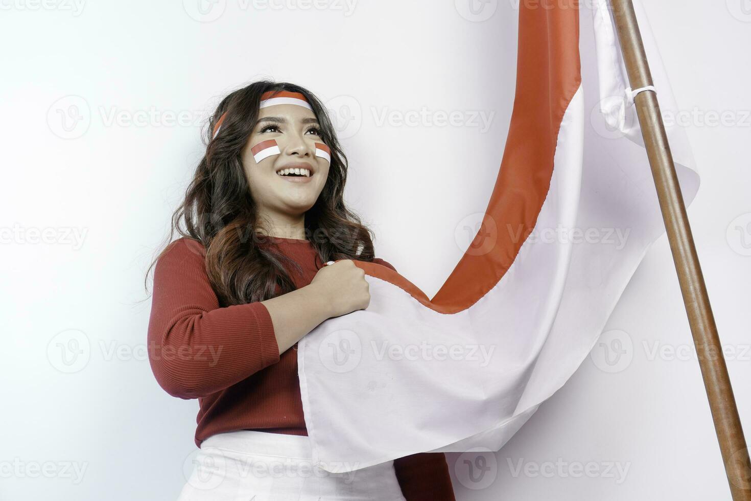 indonesio mujer dar saludo con orgulloso gesto mientras participación de indonesia bandera. de indonesia independencia día concepto. foto