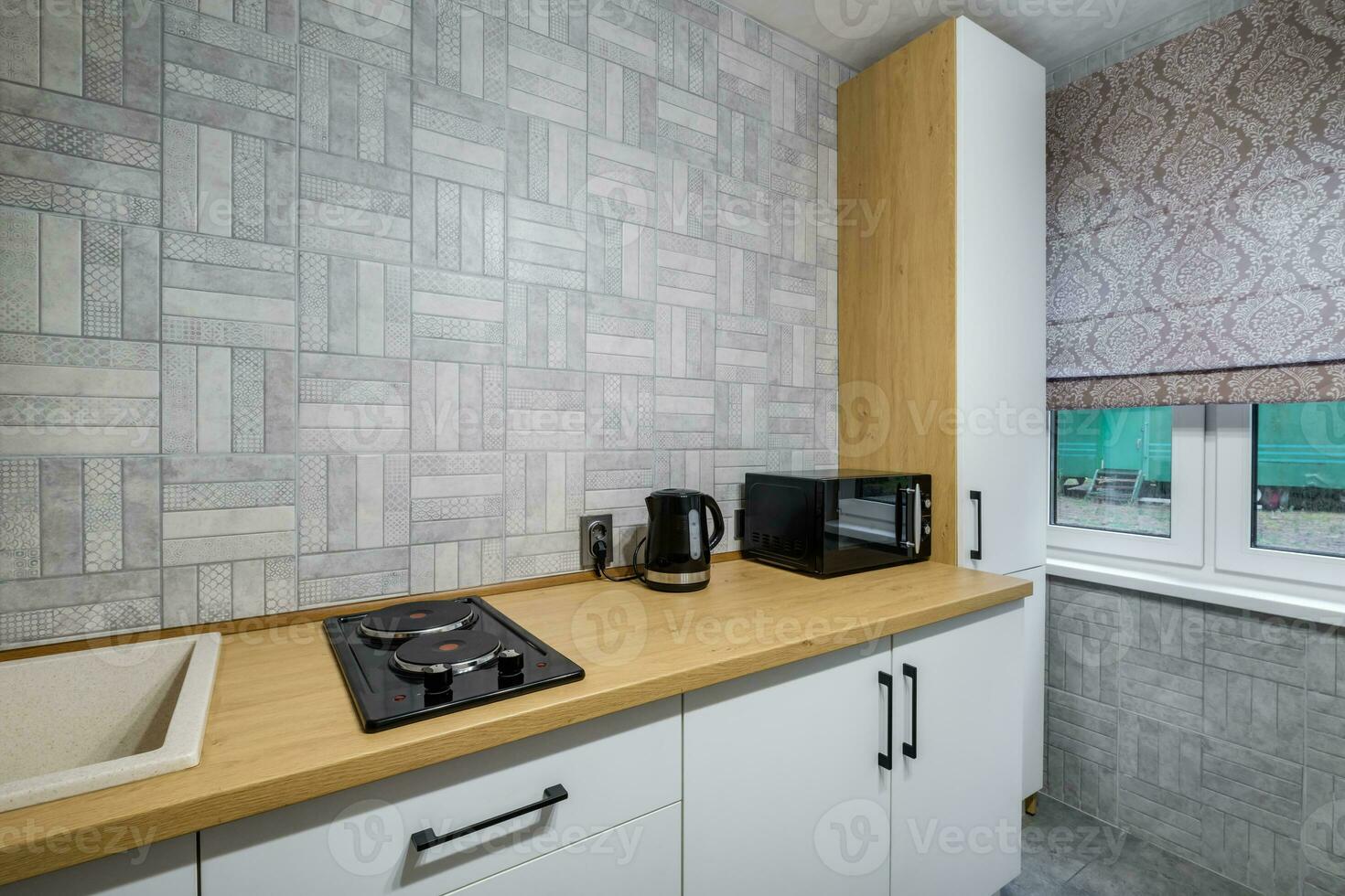 interior de el moderno lujo cocina en estudio apartamentos con alacena foto