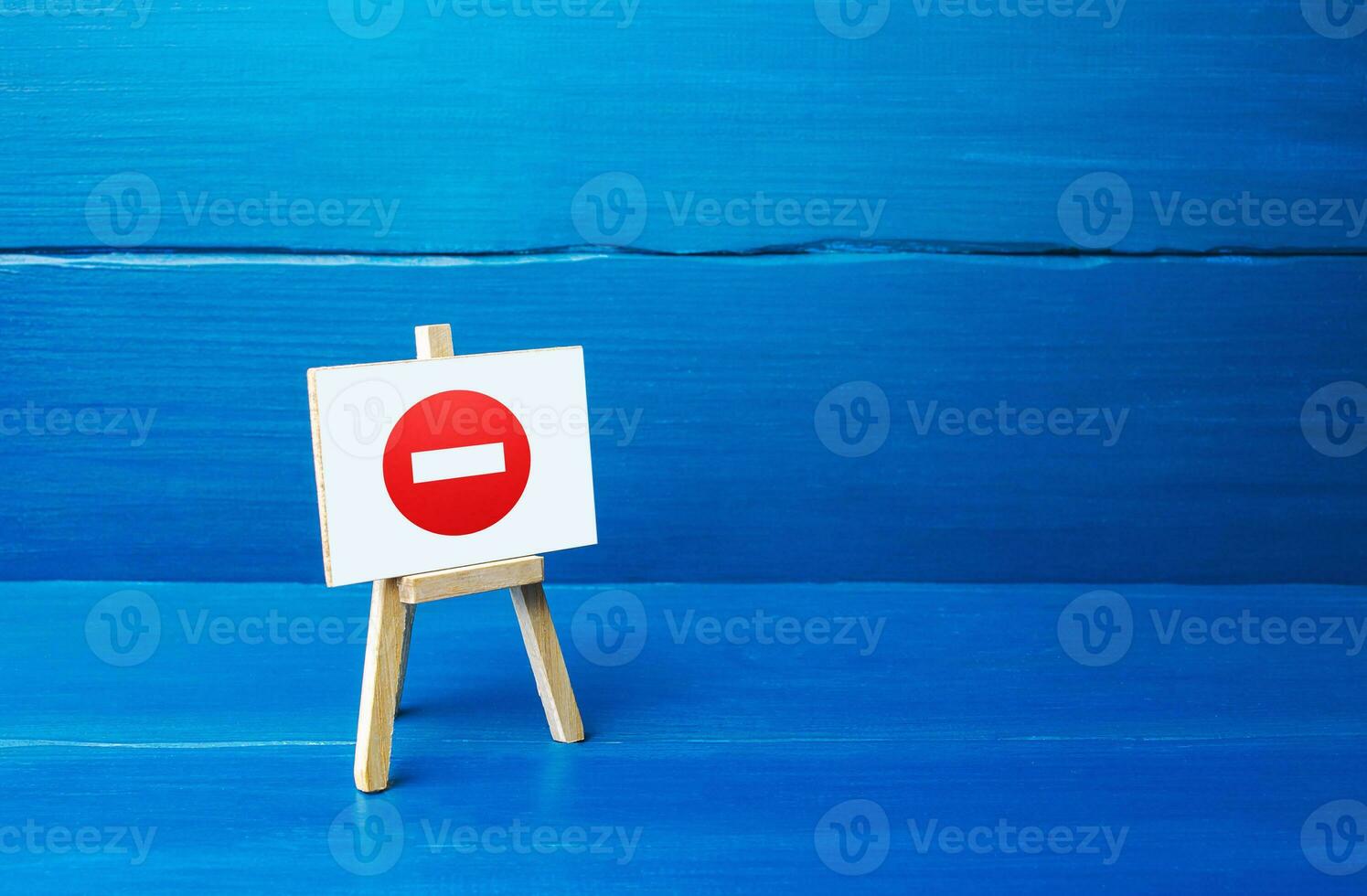 Easel with no entry symbol. Restrictive measures and lockdown quarantine, restricted area. Wrong decision, bad choice. Inadmissibility and unacceptability in society. Suspension of contract agreements photo
