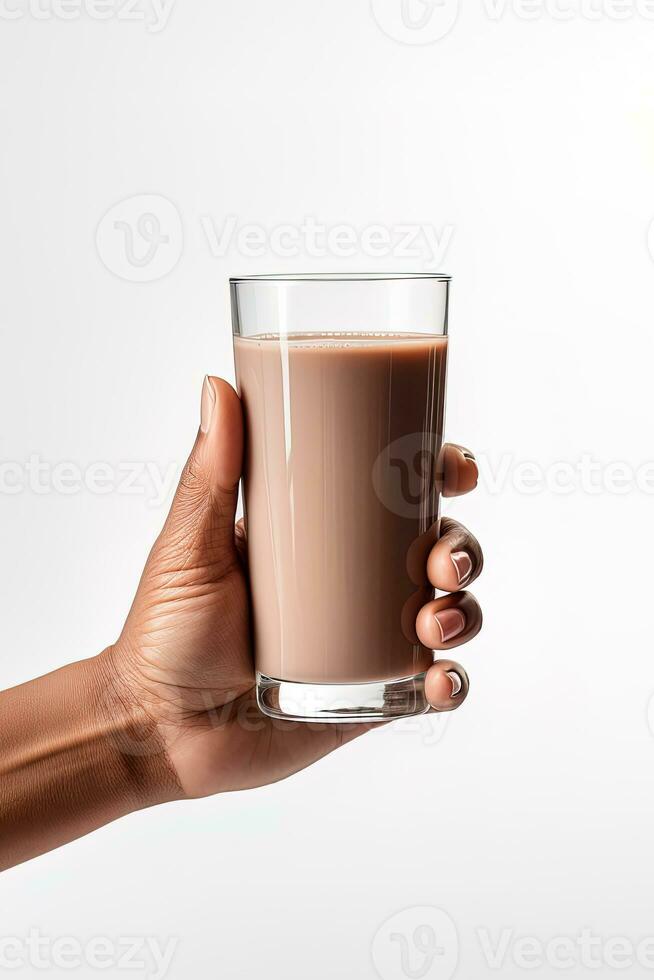 mano participación un vaso de delicioso chocolate Leche aislado en blanco antecedentes. ai generado foto