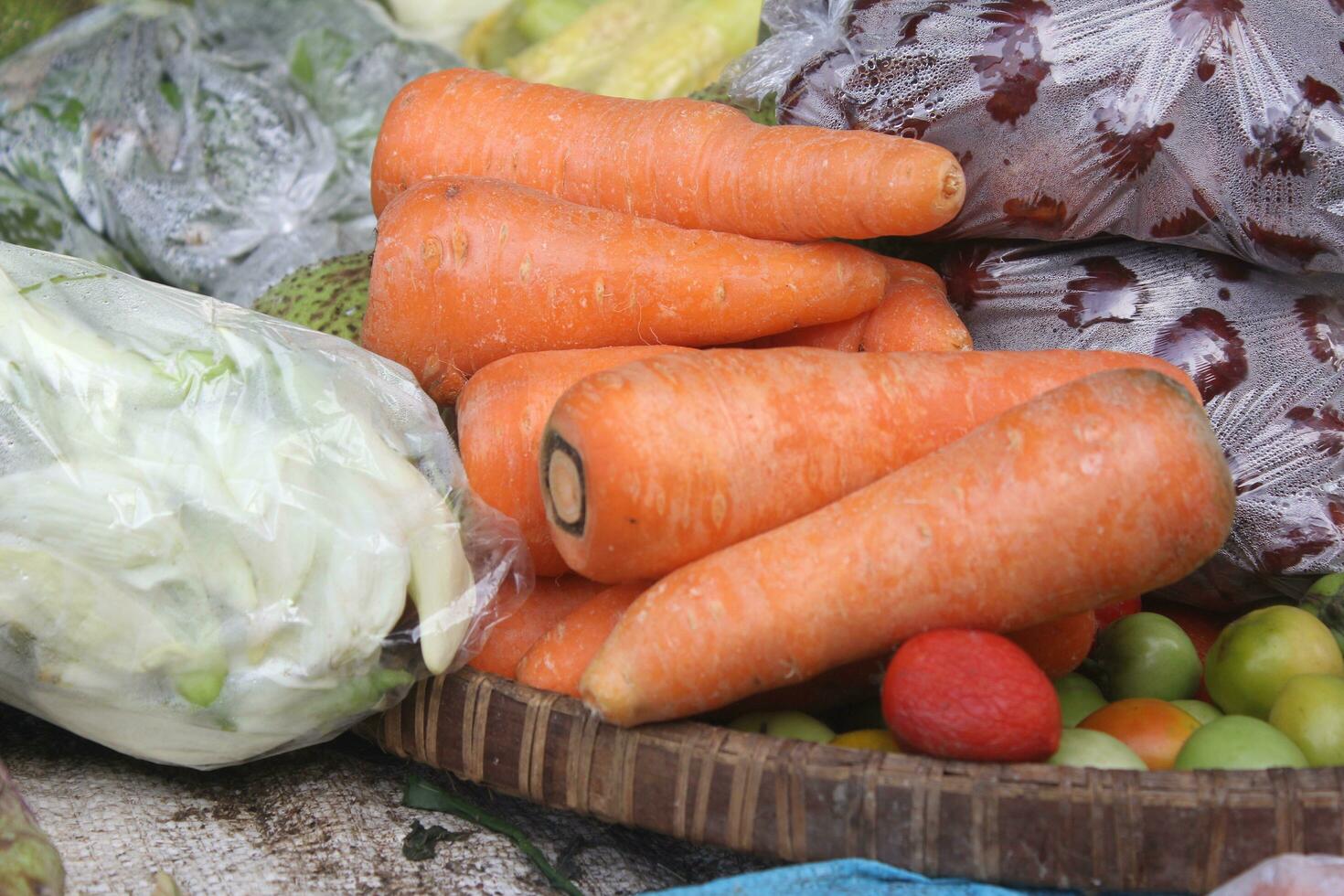 Fresco naranja zanahorias son vendido a el tradicional mercado foto