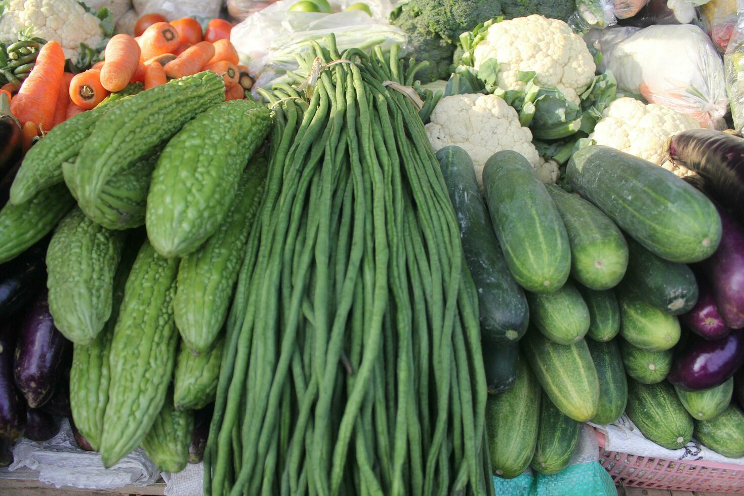 un variedad de Fresco vegetales vendido en el mercado foto