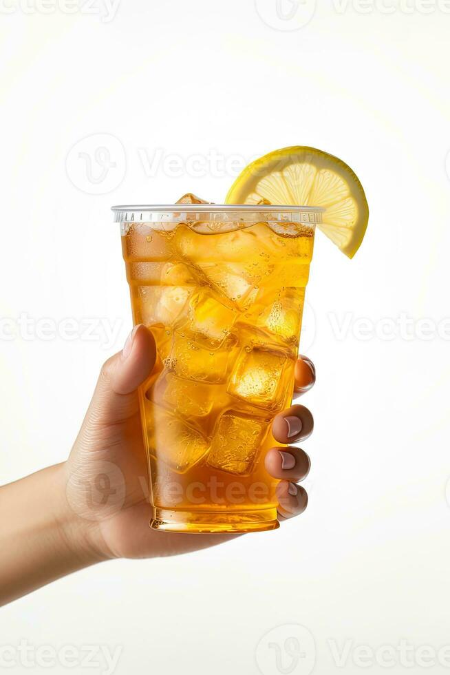 un mano participación para llevar el plastico taza de delicioso con hielo limón té aislado en blanco antecedentes. ai generado foto