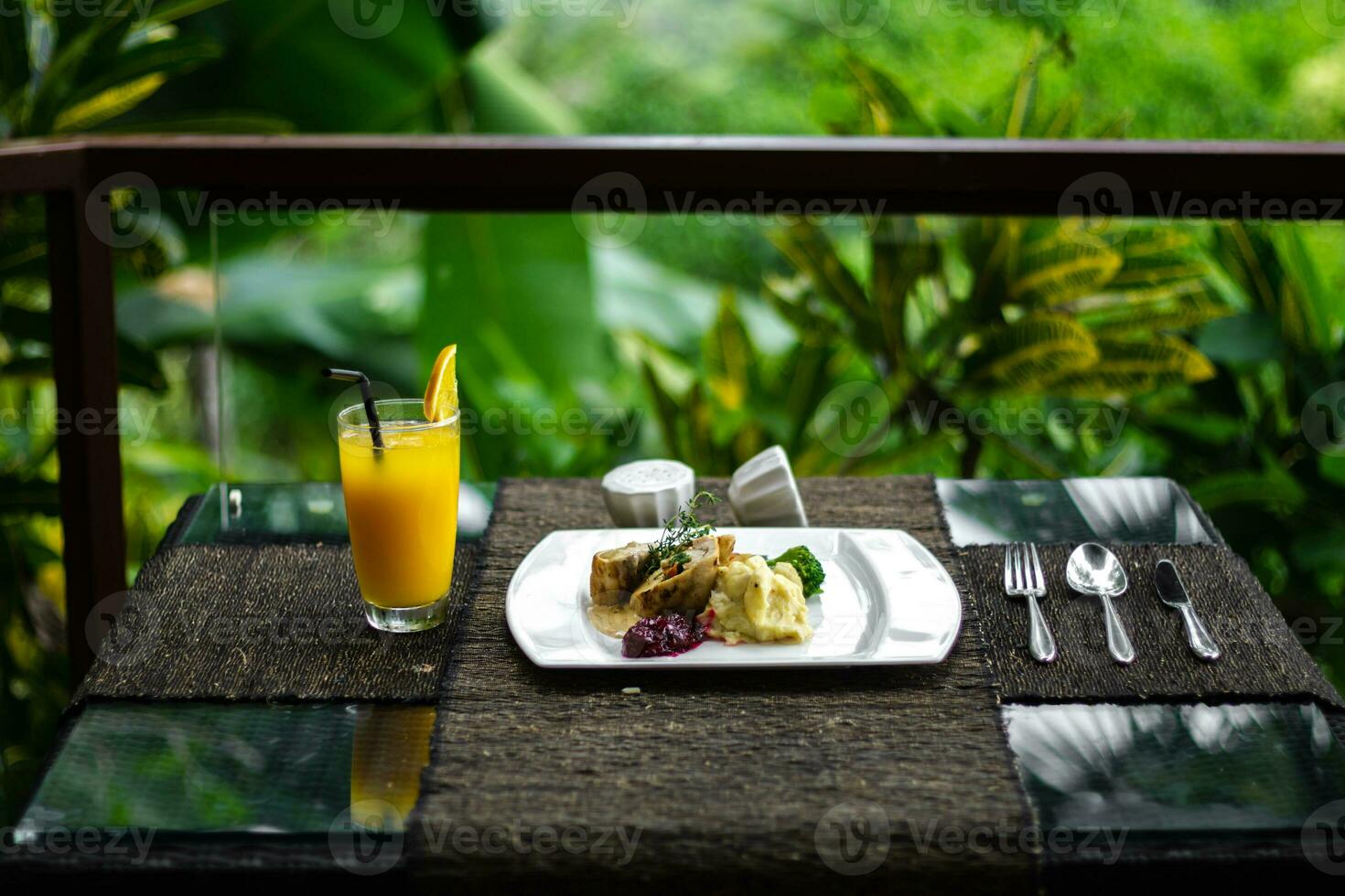 un mesa con un plato de comida y un bebida en eso foto