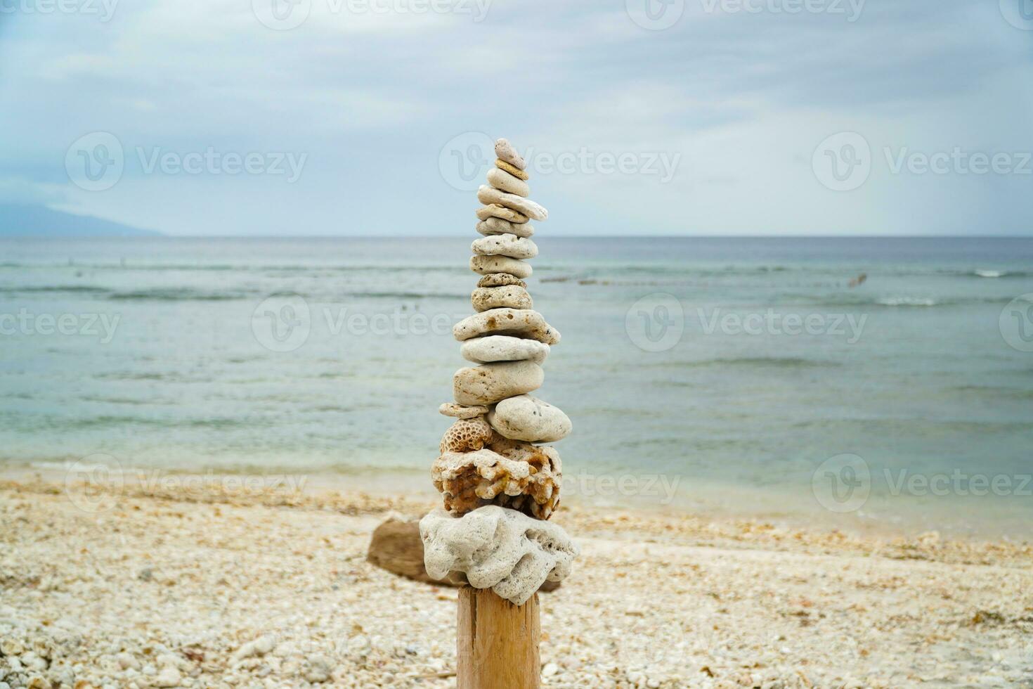 un apilar de piedras en el playa foto