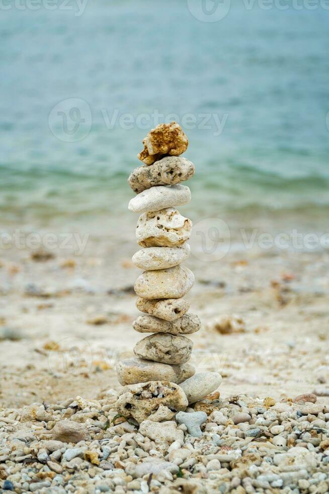 un apilar de piedras en el playa foto