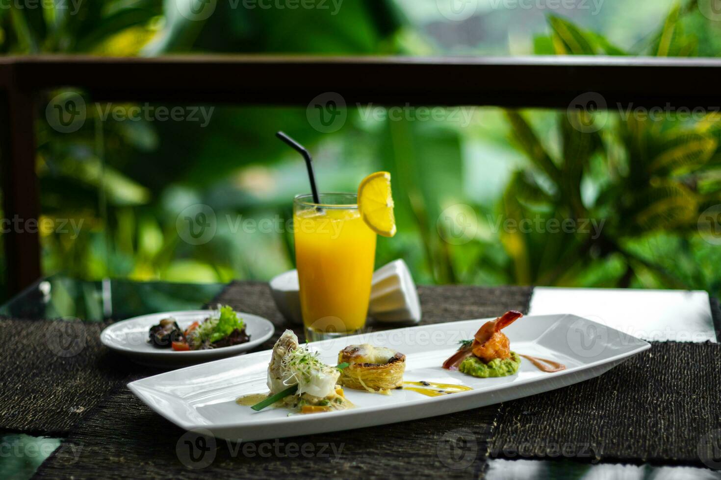 un mesa con un plato de comida y bebidas foto