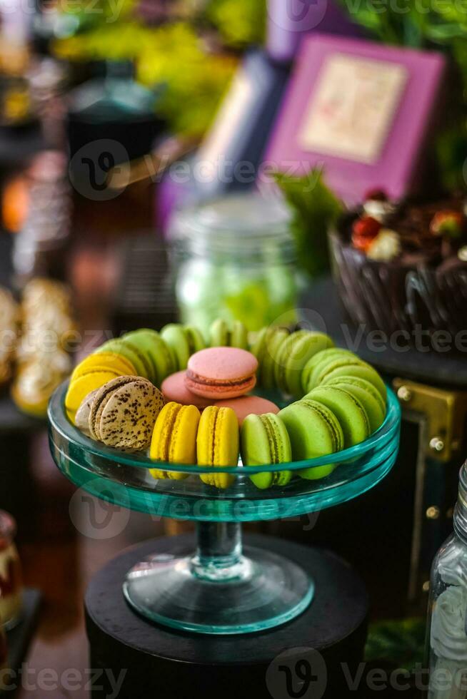 un buffet mesa con muchos diferente tipos de macarons foto