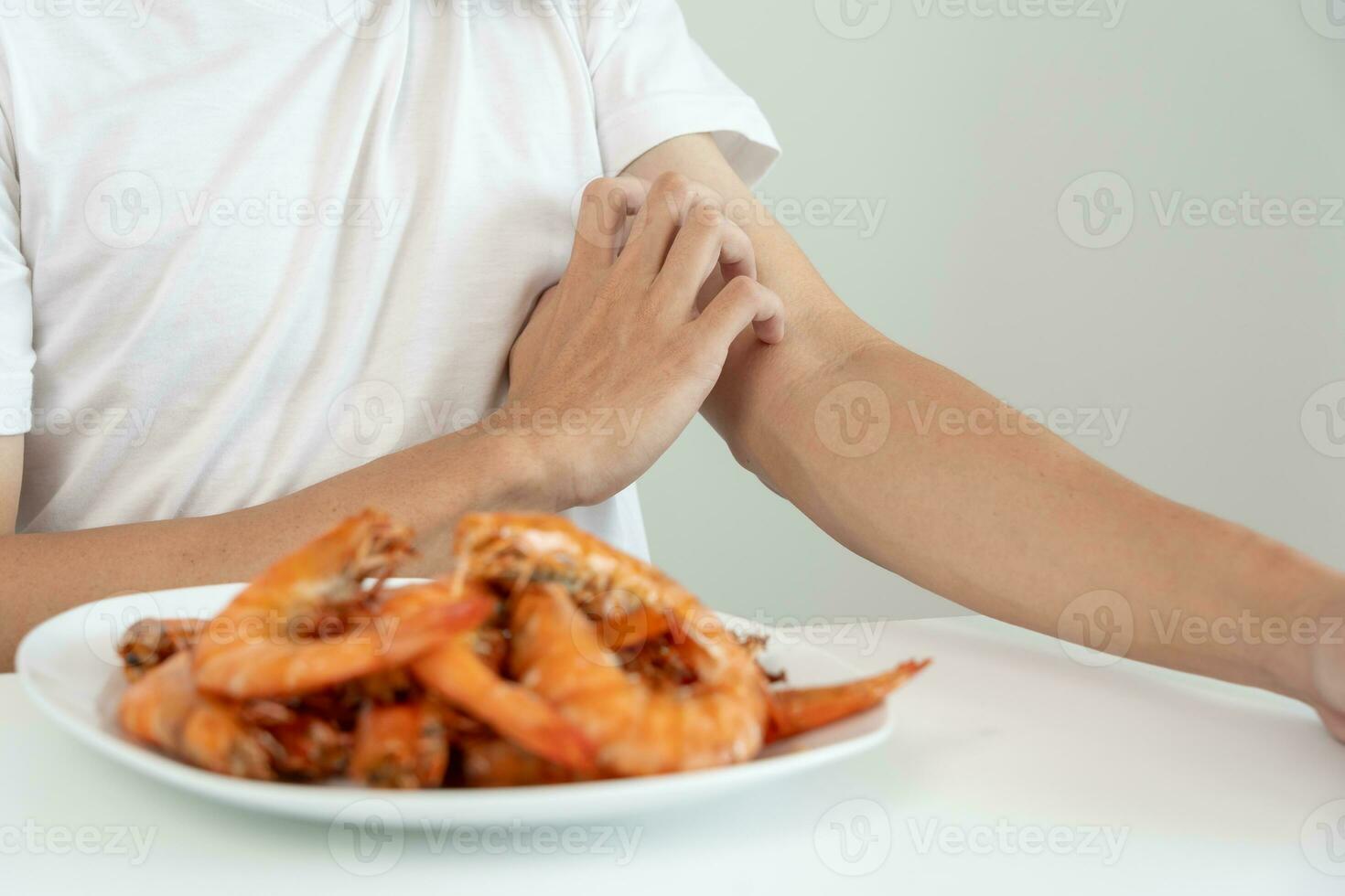 food allergies, men have reactions itching and redness after eating shrimp, seafood allergy, itching, rash, abdominal pain, diarrhea, chest tightness, unconsciousness, death, severe avoid allergies photo
