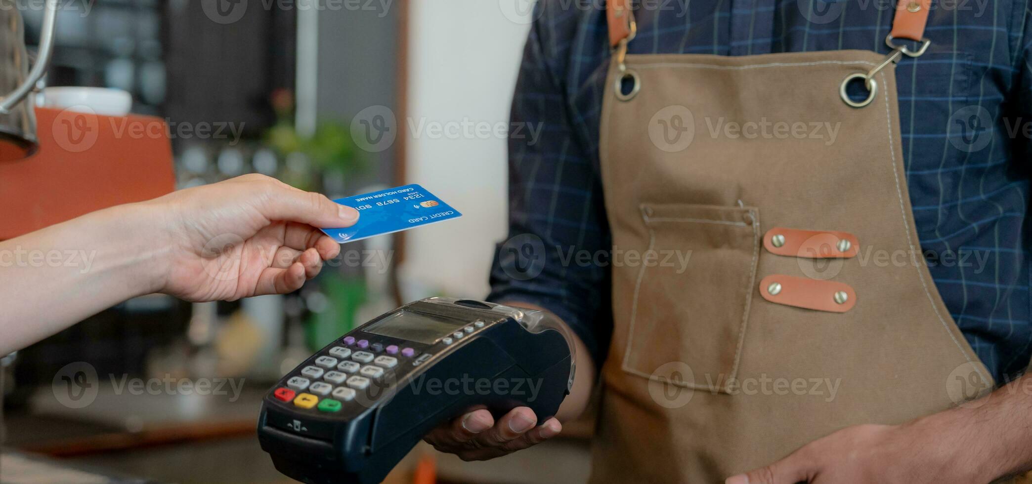 mujer utilizar crédito tarjeta pagar dinero en línea en café restaurante con un digital pago sin dinero en efectivo. acumular descuento. mi billetera, tecnología, pagar en línea, crédito tarjeta, banco aplicación diario vida pago foto