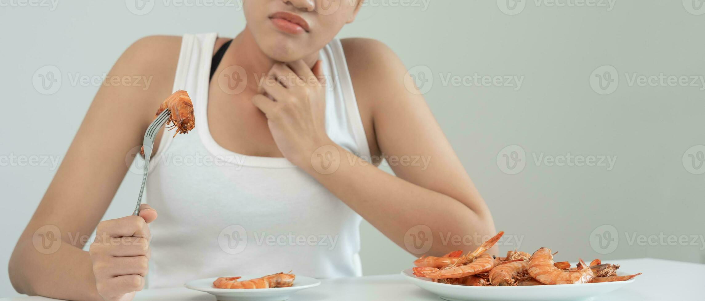 food allergies, women have reactions itching and redness after eating shrimp, seafood allergy, itching, rash, abdominal pain, diarrhea, chest tightness, unconsciousness, death, severe avoid allergies photo