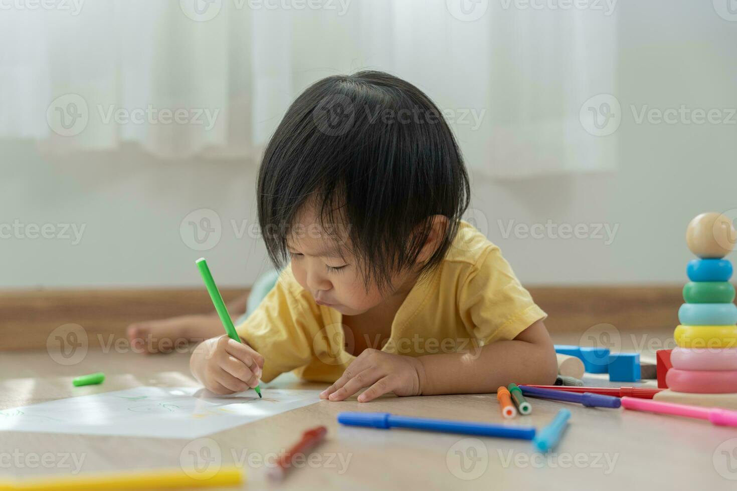 contento Asia niños jugando aprendizaje pintar en papel. actividad, desarrollo, iq, equivalente, meditación, cerebro, músculos, esencial habilidades, familia teniendo divertido gasto hora juntos. fiesta foto