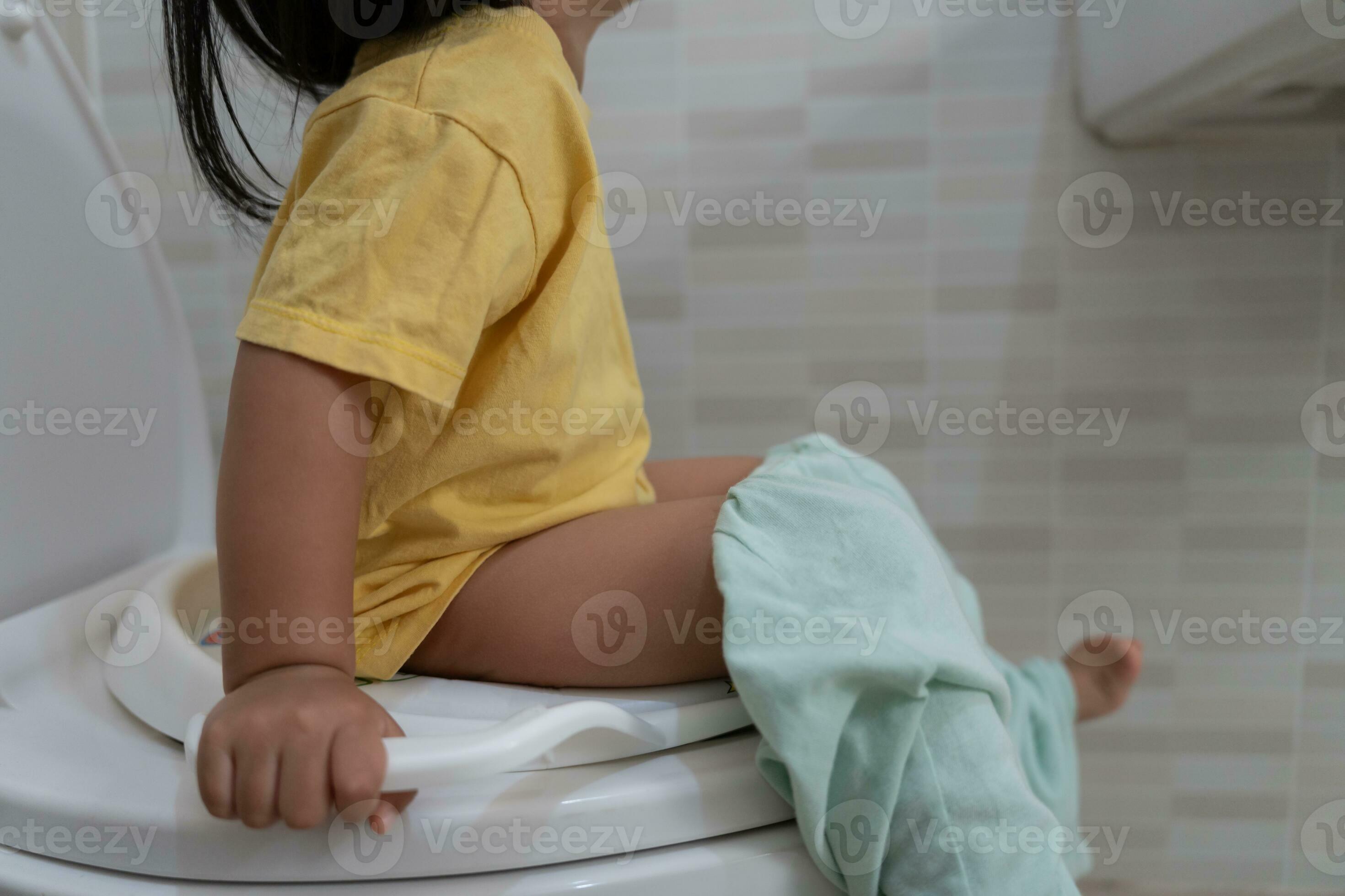child going to the toilet, constipation in children, dyspepsia