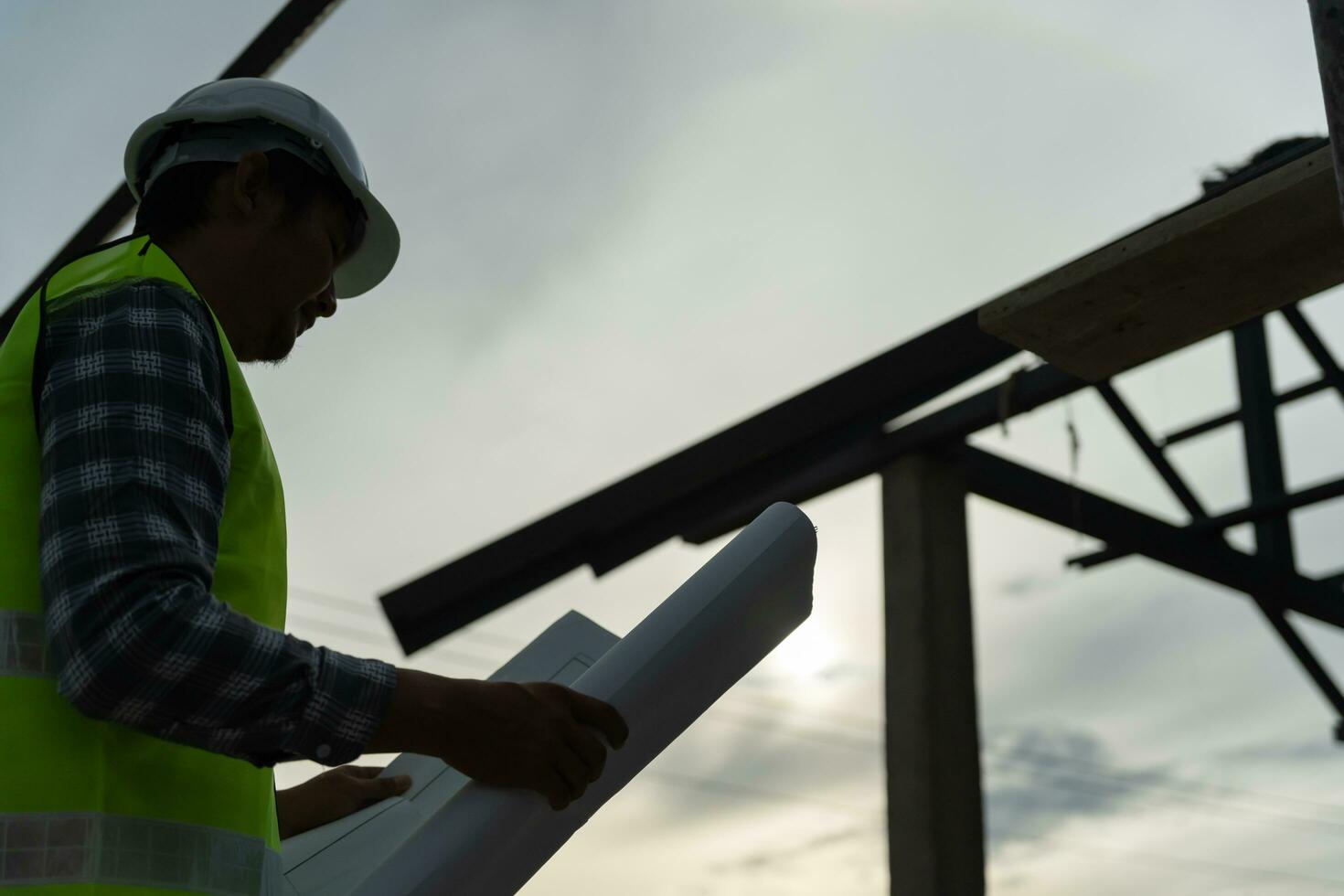 inspector o ingeniero es inspeccionando construcción y calidad garantía nuevo casa utilizando un azul impresión. ingeniero o arquitectos o contactor trabajo a construir el casa antes de entrega eso terminado a el dueño de casa foto