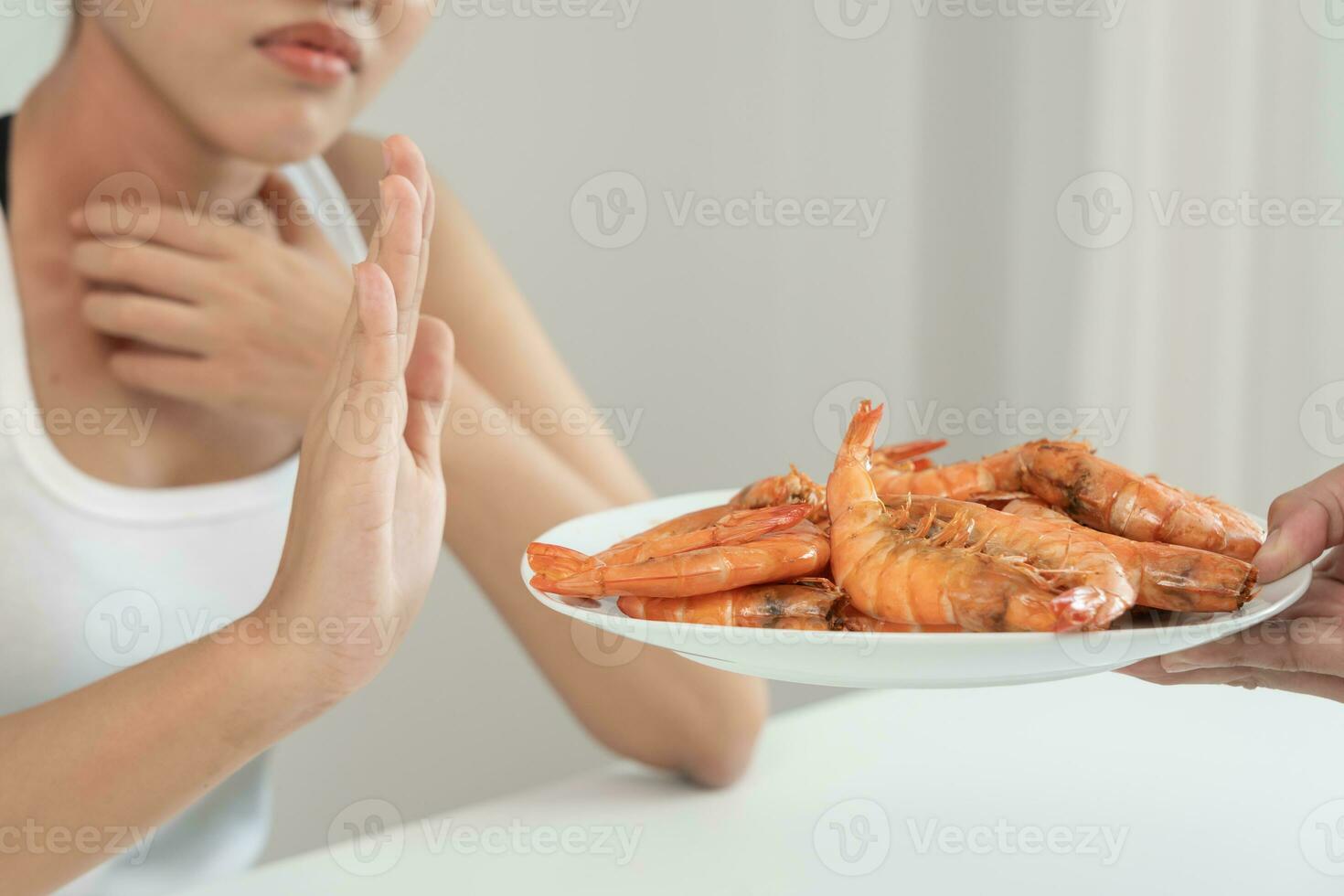 food allergies, women have reactions itching and redness after eating shrimp, seafood allergy, itching, rash, abdominal pain, diarrhea, chest tightness, unconsciousness, death, severe avoid allergies photo