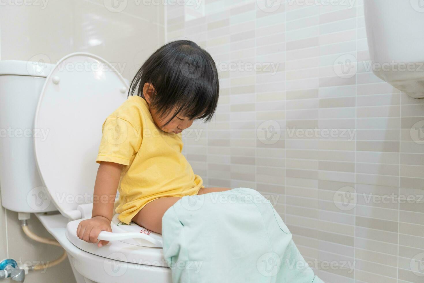child going to the toilet, constipation in children, dyspepsia