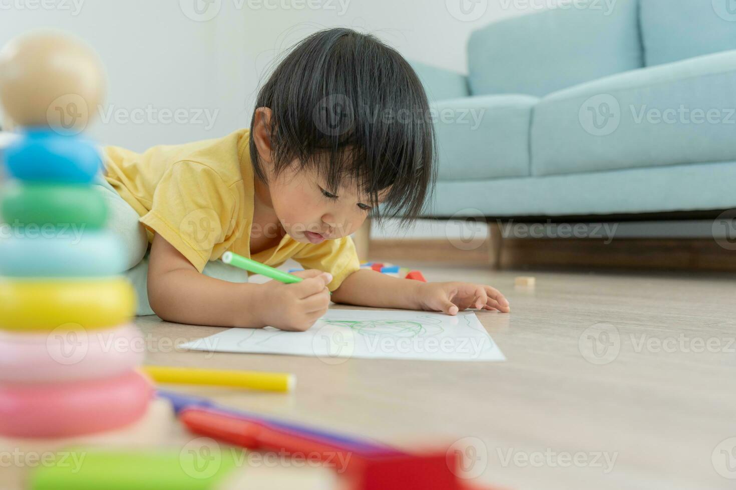 contento Asia niños jugando aprendizaje pintar en papel. actividad, desarrollo, iq, equivalente, meditación, cerebro, músculos, esencial habilidades, familia teniendo divertido gasto hora juntos. fiesta foto