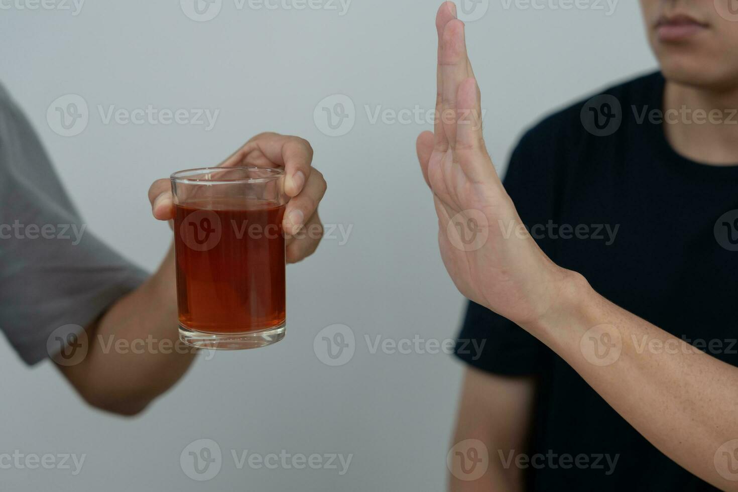 hombre se niega decir No y evitar a bebida un alcohol whisky , parada mano firmar masculino, alcoholismo tratamiento, alcohol adiccion, dejar bebida alcohólica, detener Bebiendo alcohol. negar vaso espíritu, insalubre, rechazar foto