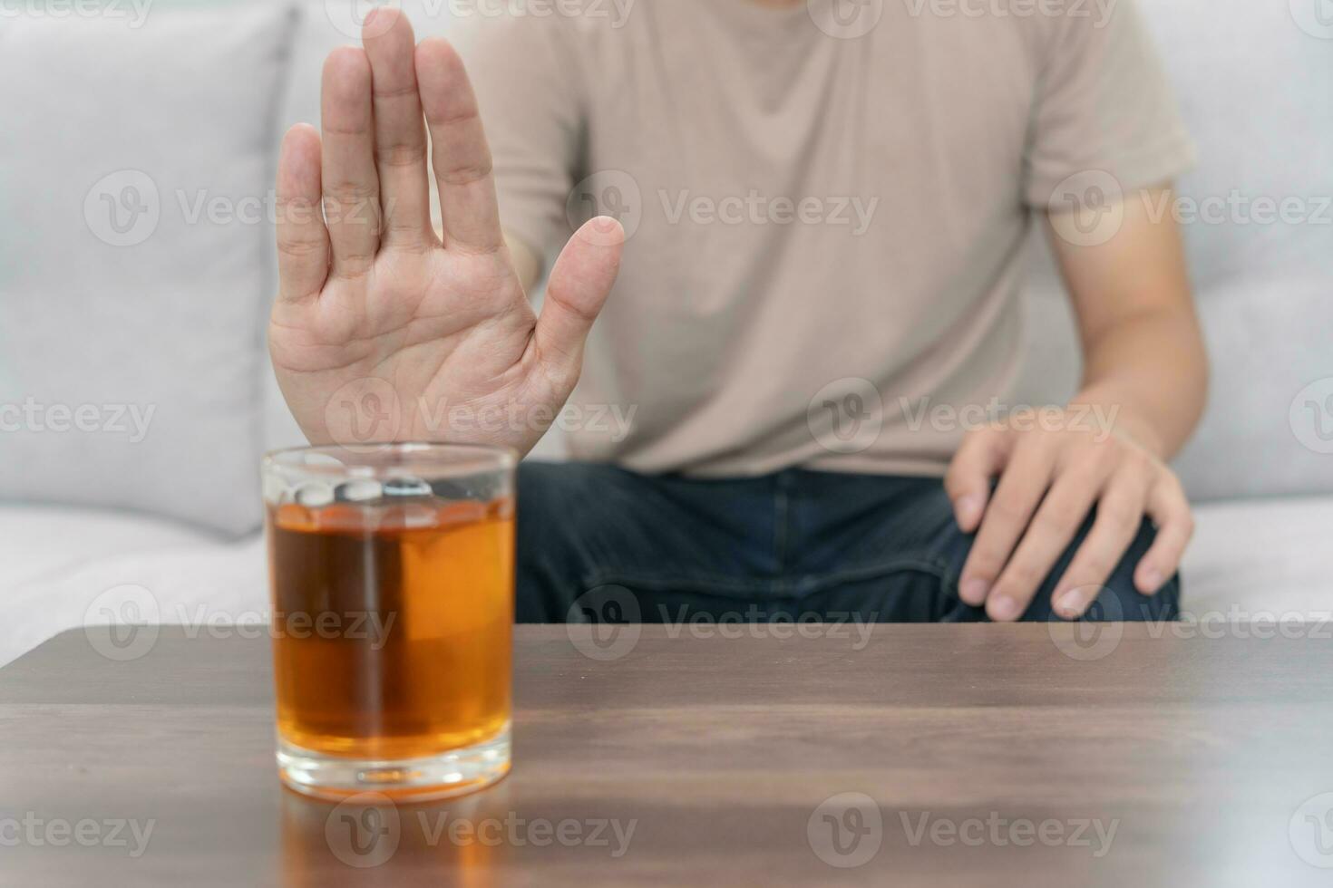 hombre se niega decir No y evitar a bebida un alcohol whisky , parada mano firmar masculino, alcoholismo tratamiento, alcohol adiccion, dejar bebida alcohólica, detener Bebiendo alcohol. negar vaso espíritu, insalubre, rechazar foto