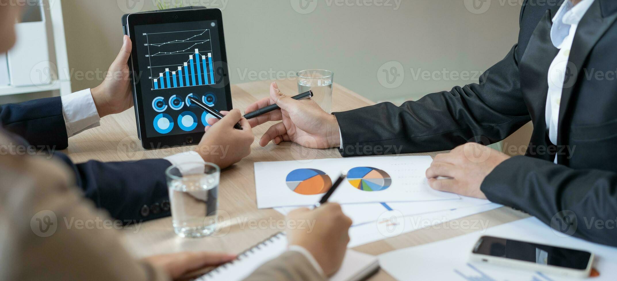 Business team Analysis of sales data and economic growth. Executives set goals, Business strategy, digital market. finance, marketing, e-commerce, team meeting, report chart. Plan Strategies, startup photo