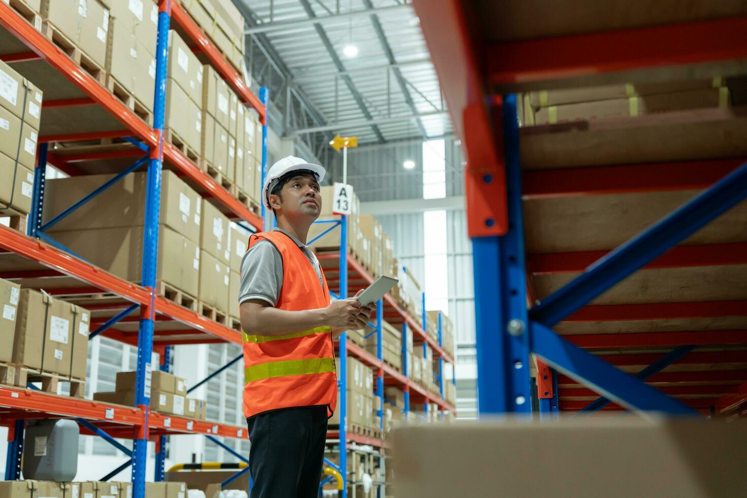 asiático masculino fábrica gerente inspeccionar bienes en almacén o inventario y cheque valores producto. transporte logístico negocio envío, entrega a clientes. inspección, almacén, almacenamiento, fábrica foto