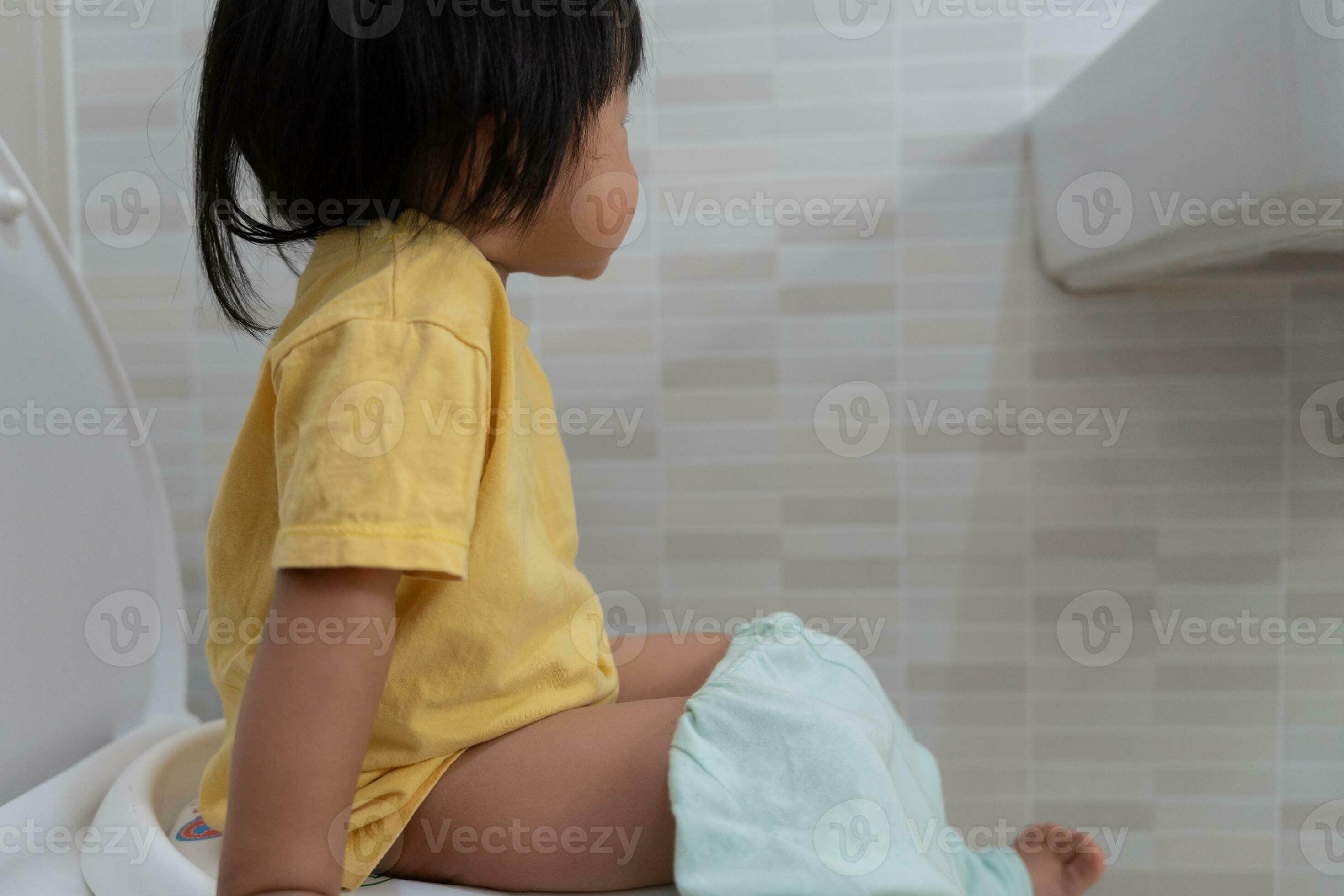 child going to the toilet, constipation in children, dyspepsia