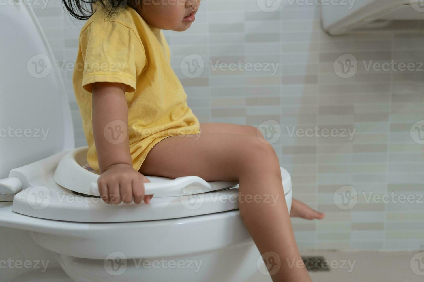 child going to the toilet, constipation in children, dyspepsia