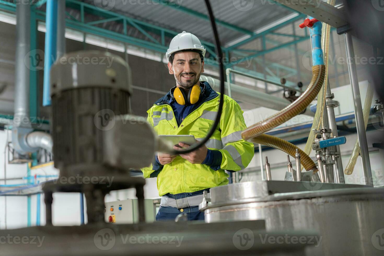 ingenieros o fábrica gerentes vistiendo la seguridad casco inspeccionar el máquinas en el producción línea. el inspector abrió el máquina a prueba el sistema a reunirse el estándar. máquina mantenimiento foto