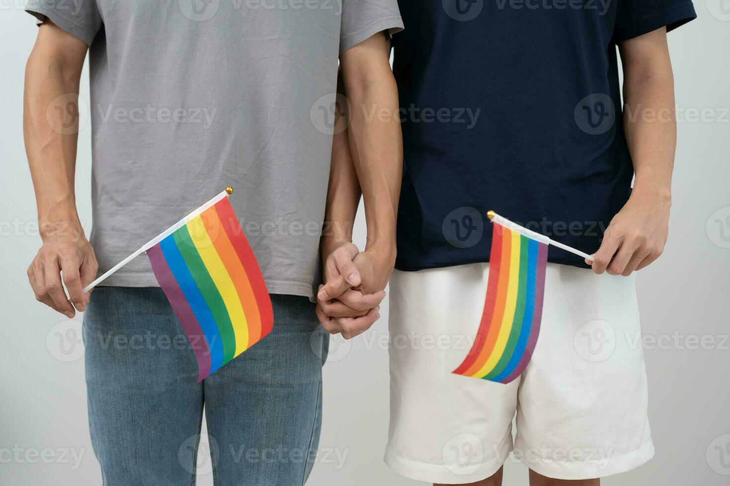 lgbt grupo. masculino bisexualidades Pareja participación manos demostración amor. asiático joven Pareja abrazo cada otro felizmente, amante en amar, bisexualidades, homosexualidad, libertad, expresión, contento vida, vida estilo foto