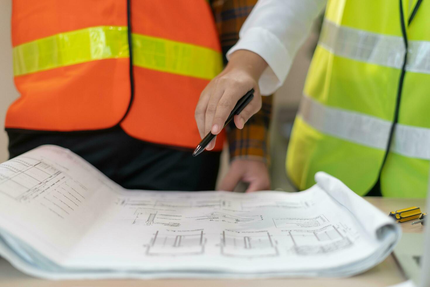 ingenieros equipo discutir cheque y revisión el Plano de construcción. contratista inspección dibujo antes de comienzo proyecto civil. preparar construcción proyecto planificación, consultante, arquitectura. foto