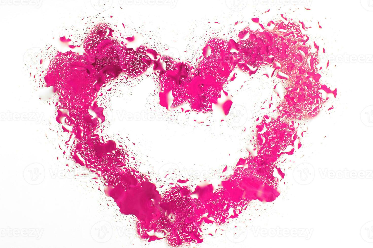 rosado corazón debajo vaso superficie con agua gotas cerca. san valentin fondo, amar, fecha concepto foto
