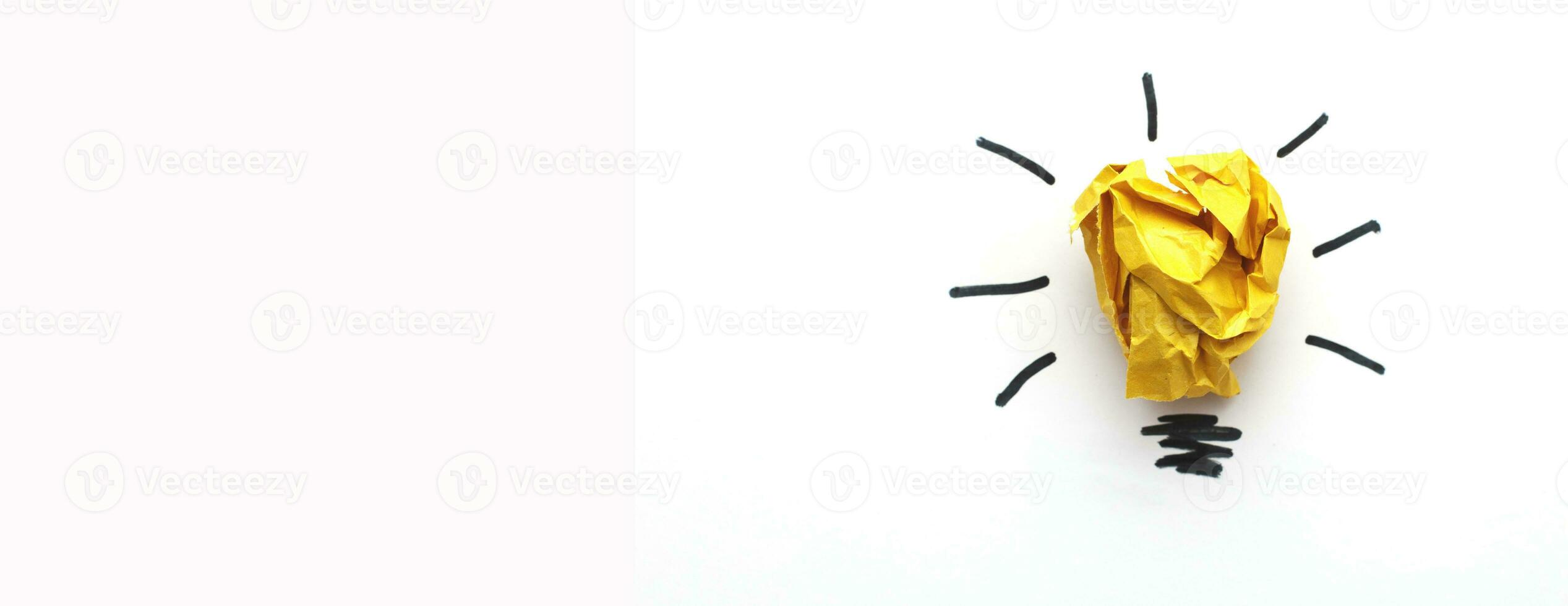 bombilla de papel amarillo arrugado como concepto de idea creativa e innovación. bandera foto