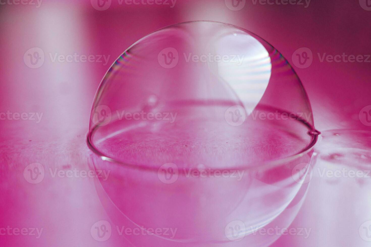jabón burbuja cerca arriba. resumen rosado agua antecedentes foto