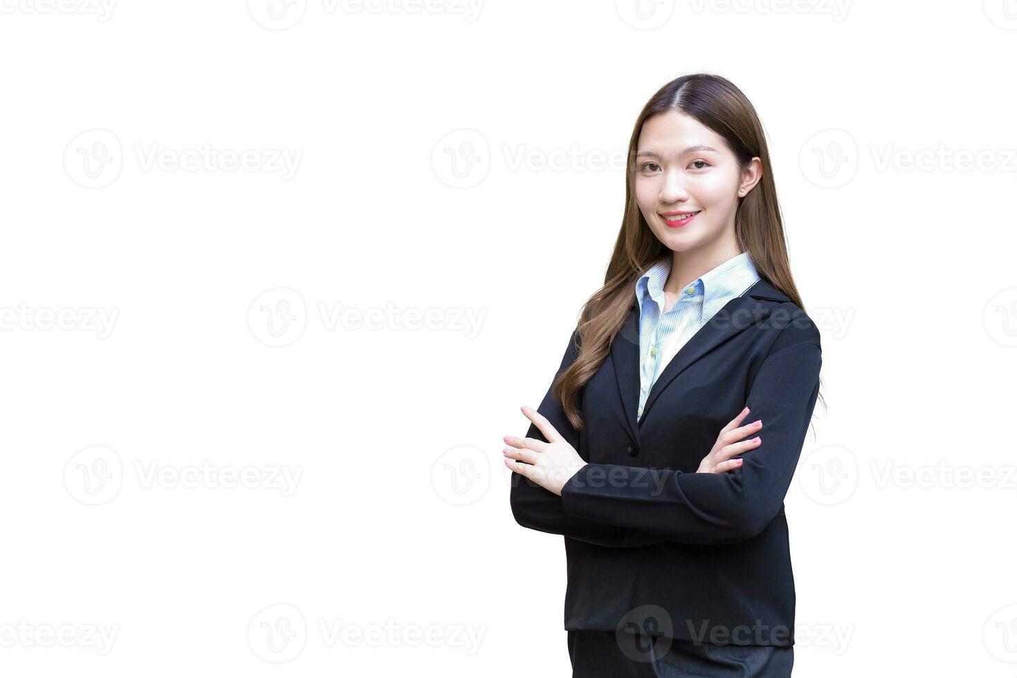 profesional joven asiático negocio mujer oficina trabajador quien tiene largo pelo usa negro formal traje mientras ella brazo cruce y sonriente felizmente con confianza mientras aislado en blanco antecedentes. foto
